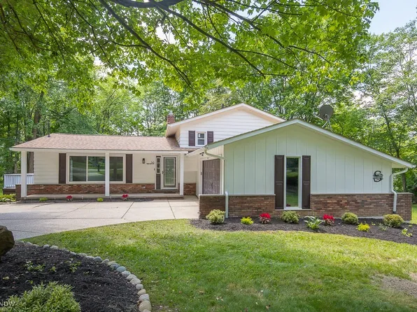 343 Spring Grove Dr, Tallmadge, OH 44278
