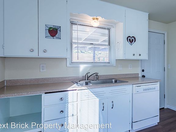 5th image of 11916 Alaska St S