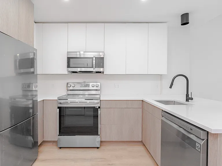 36-10 31st St #6B — Photo 2
