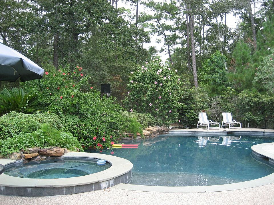 Heated 9' deep pool and spa