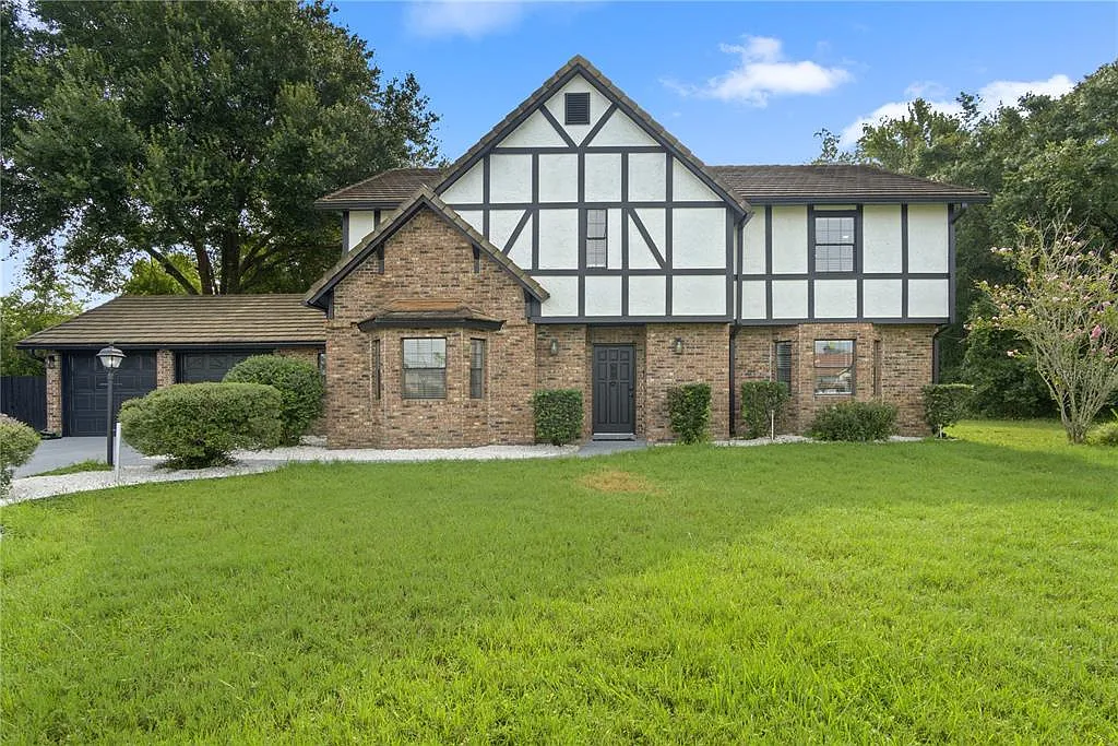 6 bed, 4.0 bath, 3817 sqft, $4,000 — Photo 1