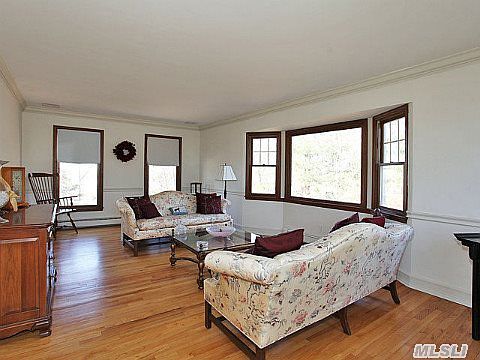 4th image of 11 Hayes Hill Dr