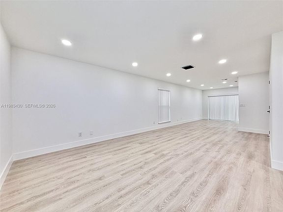 5th image of 404 Sandtree Dr