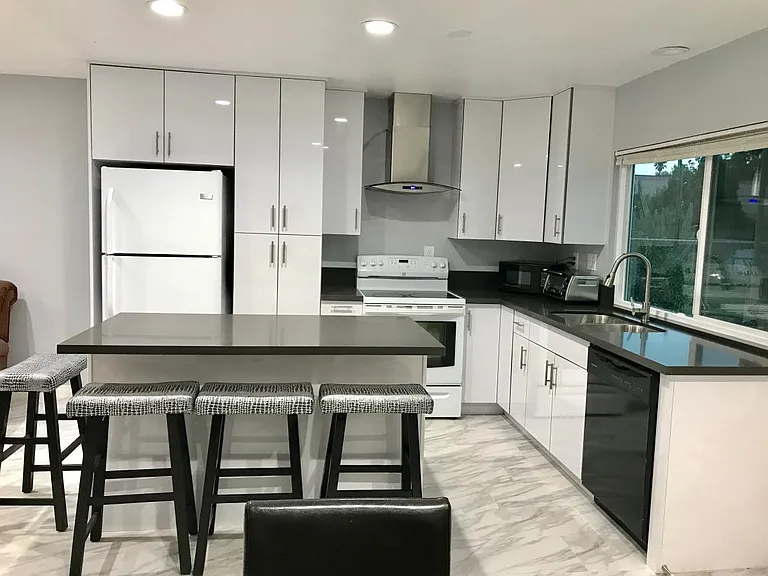 2625 Baltic Ave — Photo 5