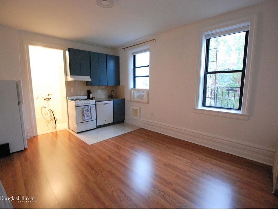1st image of 3118 Crescent St APT 6D