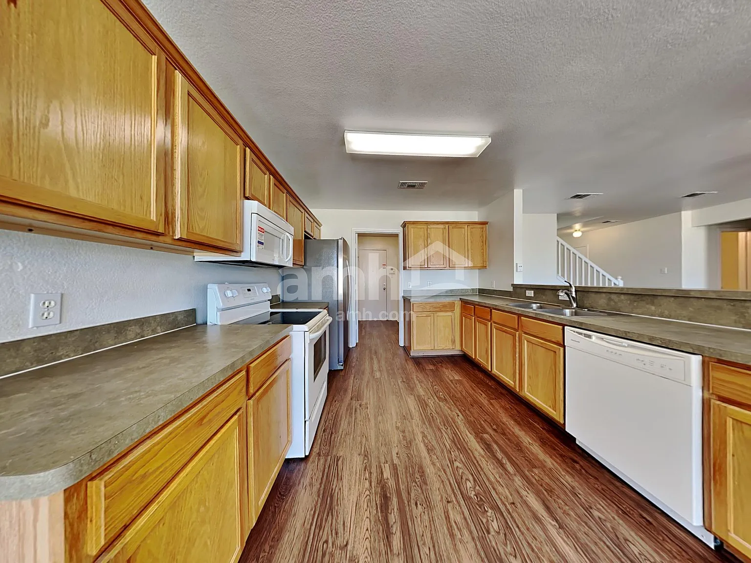 4 bed, 2.5 bath, 2312 sqft, $2,565 — Photo 3