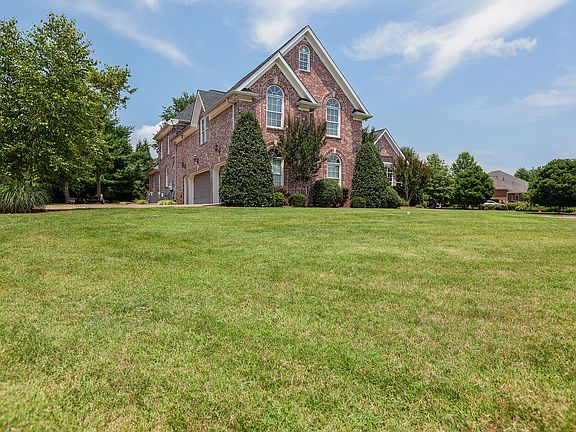 3rd image of 812 Highgrove Cir