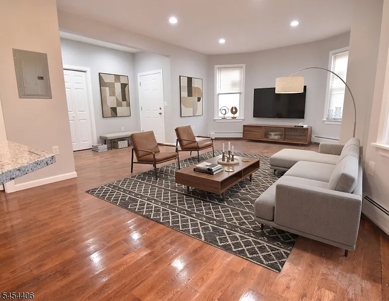 3 bed, 1.0 bath, $2,650 — Photo 3