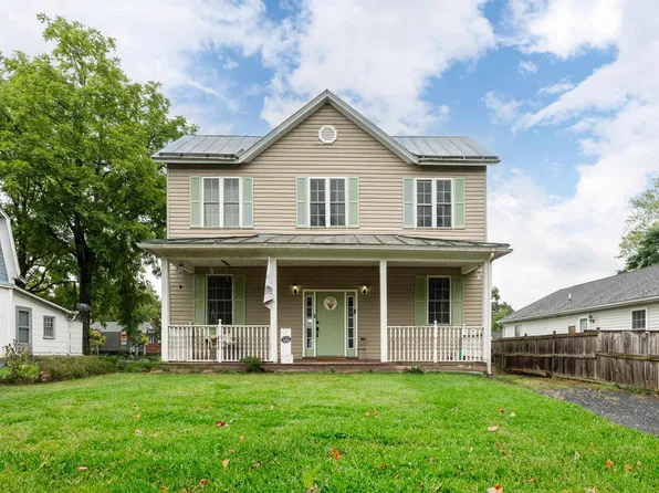 1421 5th St, Waynesboro, VA 22980