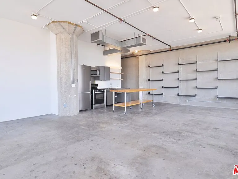 315 E 8th St #406 — Photo 7
