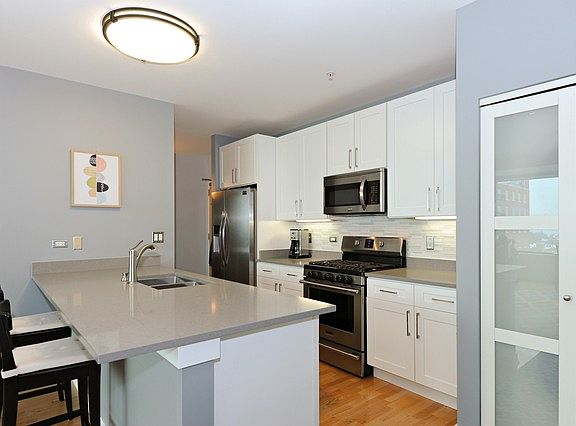 5th image of 900 Chicago Ave Unit 703