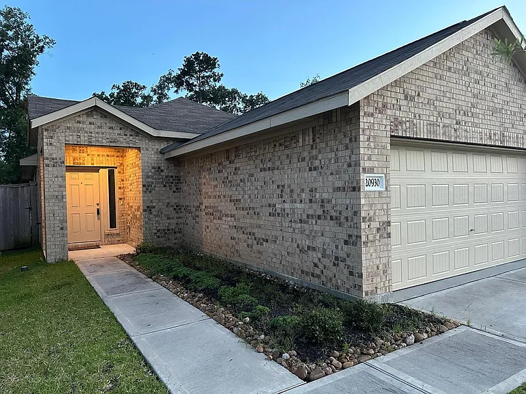 20930 Zuccala Dr — Photo 2