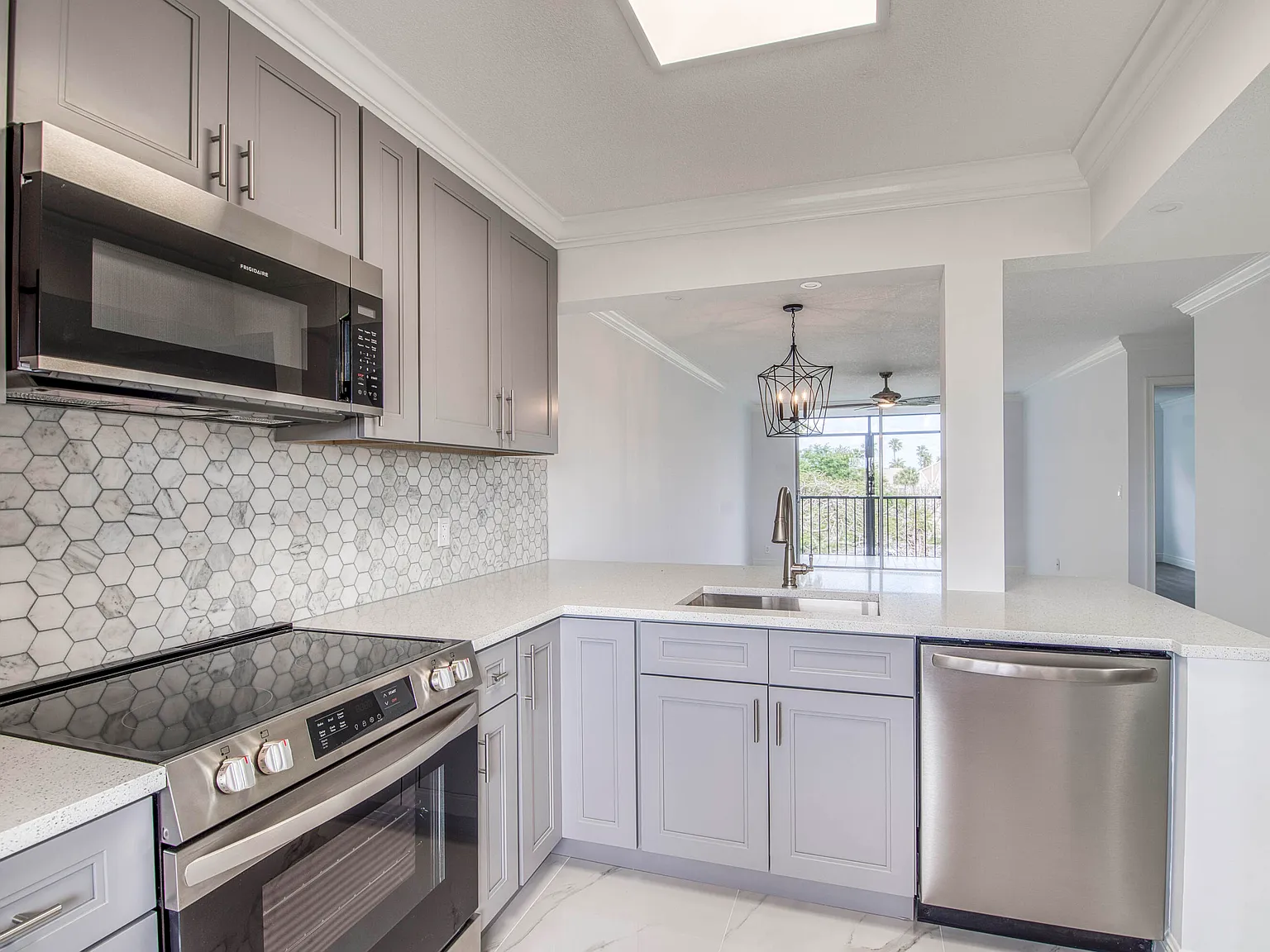 2 bed, 2.0 bath, 990 sqft, $2,450 — Photo 2