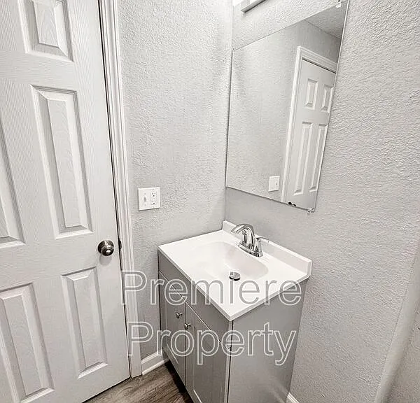 422 S Hocker Ave — Photo 9
