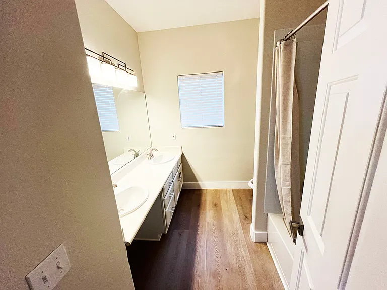 Gold Flash Ave — Photo 3