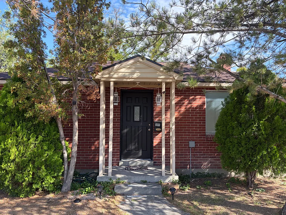 1111 S Redwood Dr