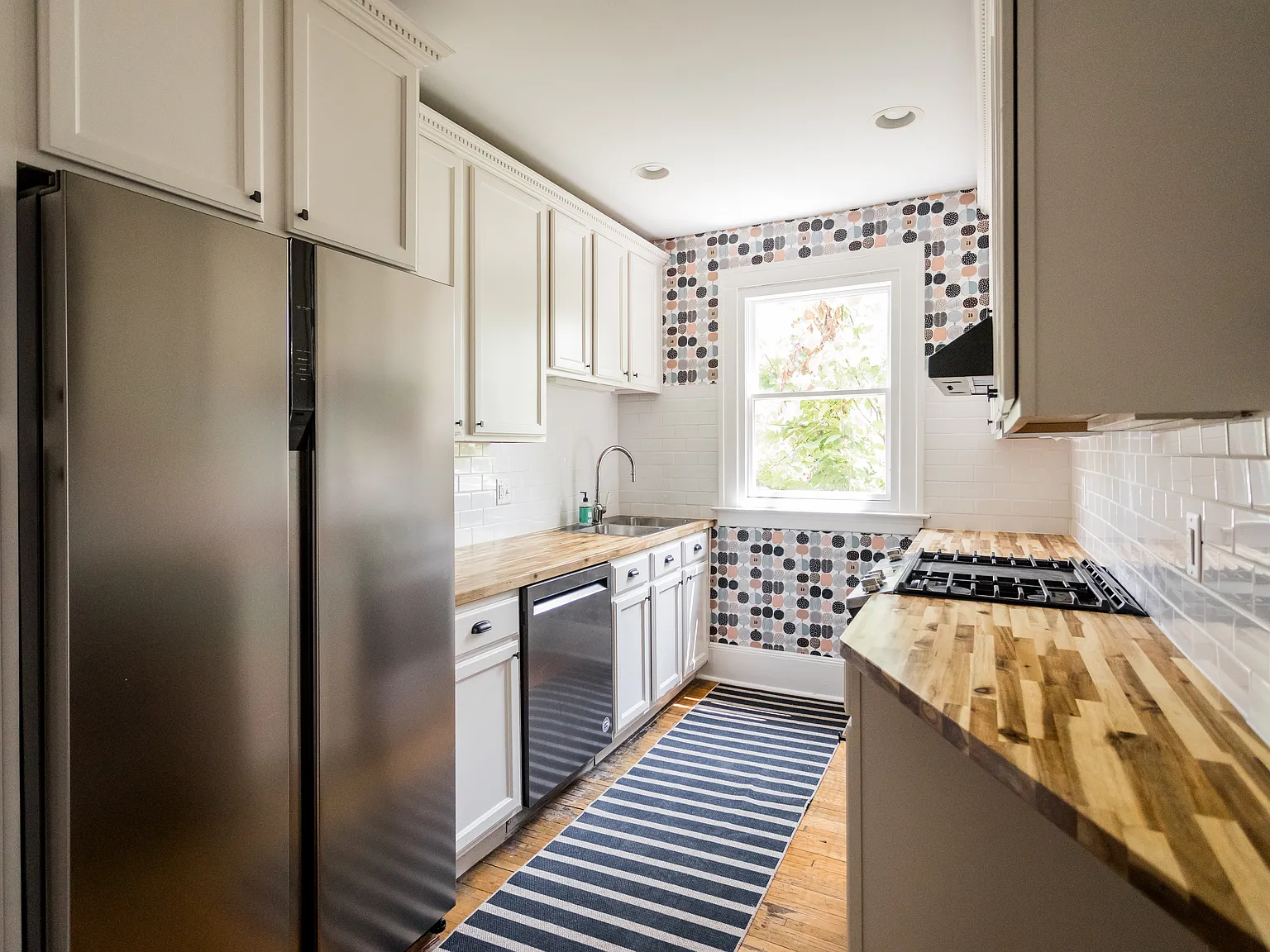 3 bed, 1300 sqft, $1,800 — Photo 1