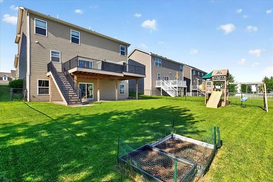 4 bed, 2851 sqft, $3,695 — Photo 3