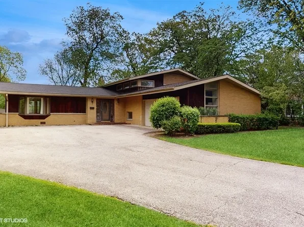 911 Club Cir, Glenview, IL 60025