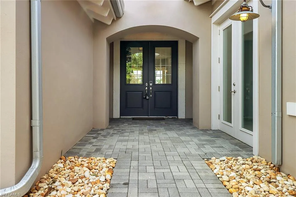4 bed, 5.5 bath, 4327 sqft, $15,500 — Photo 2