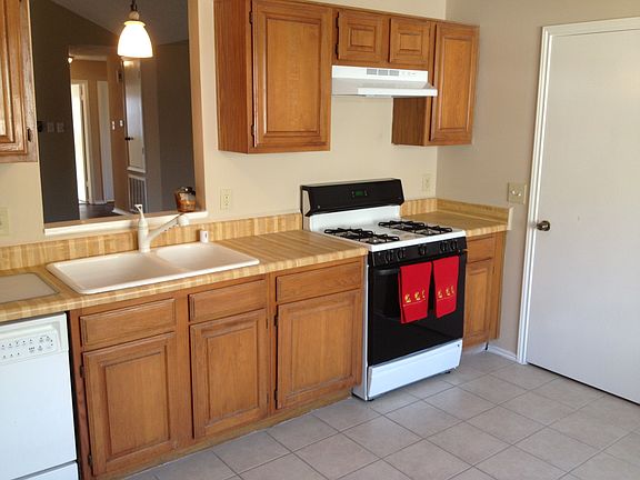 Kitchen: Gas Range, Tile Floor