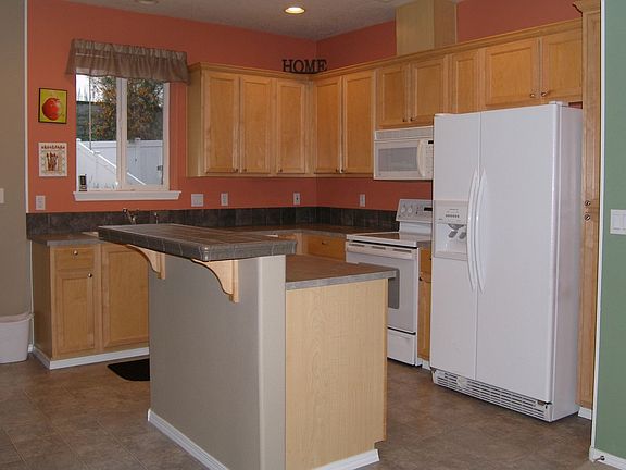 Spacious kitchen with eating bar / island