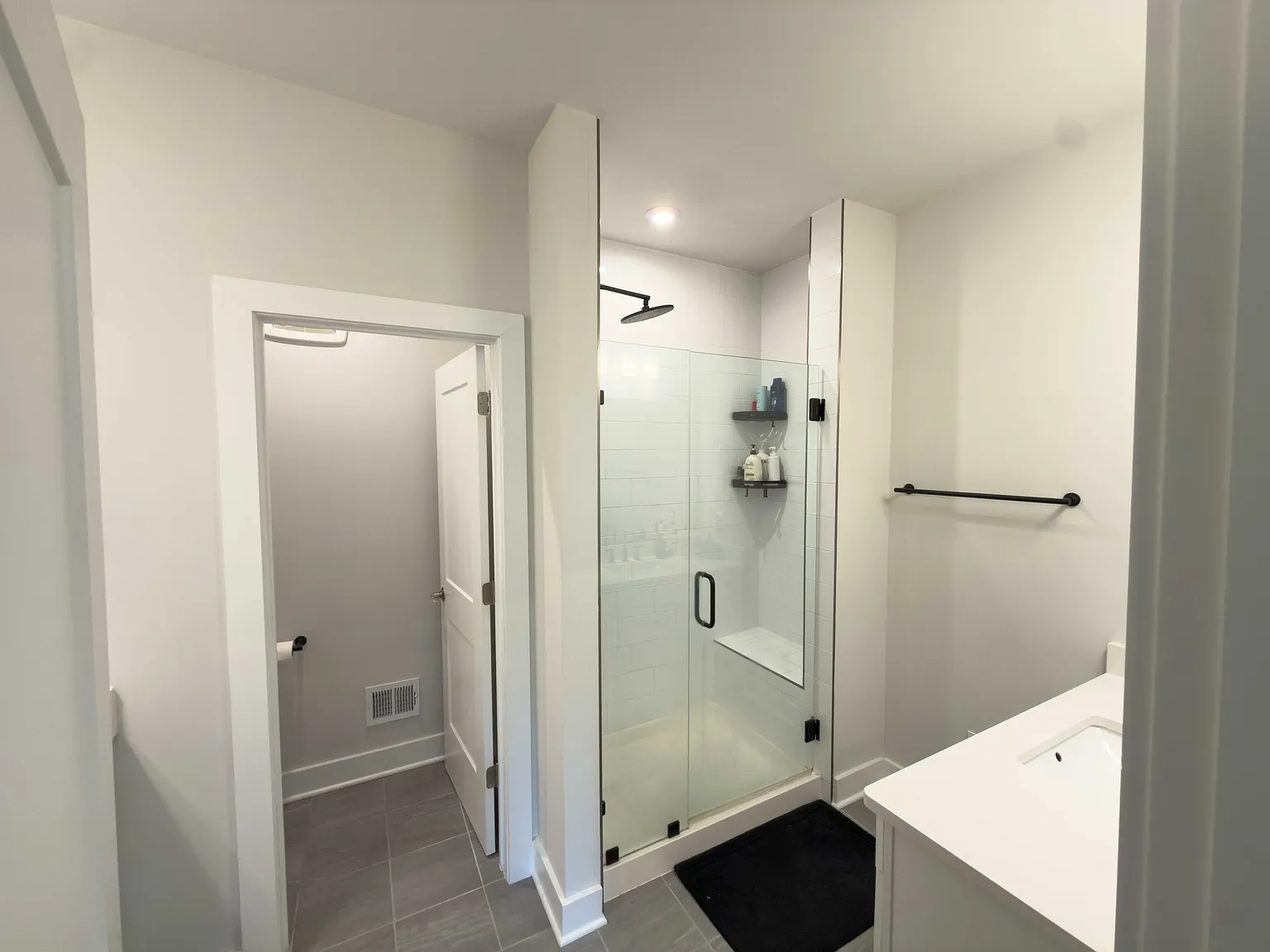 3 bed, 2.5 bath, 2451 sqft, $3,200 — Photo 3