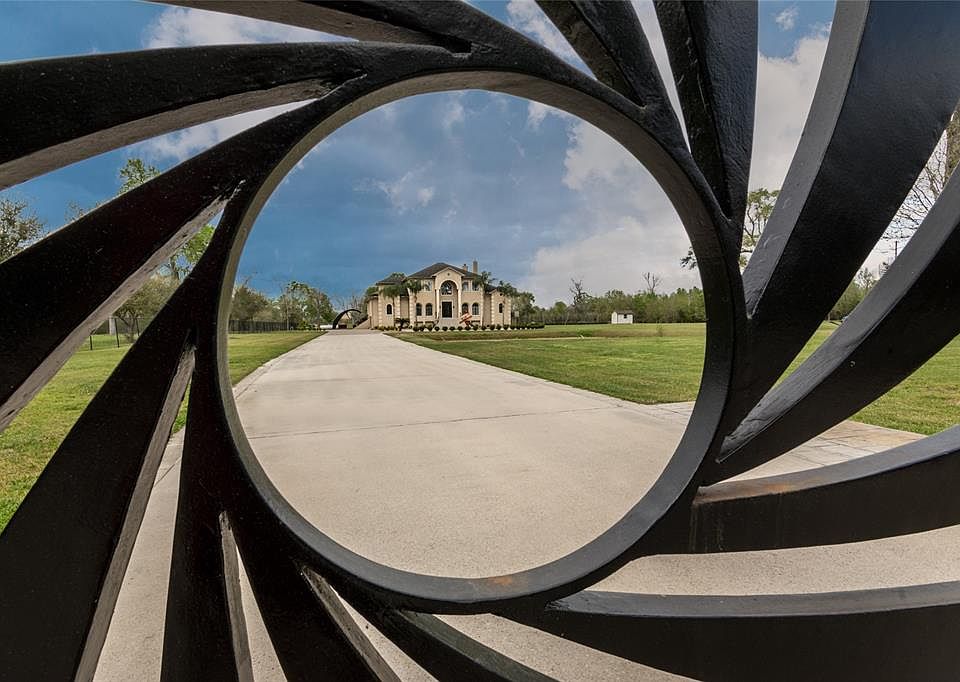 Welcome to the Magical Estate at 4637 Dagg Rd.