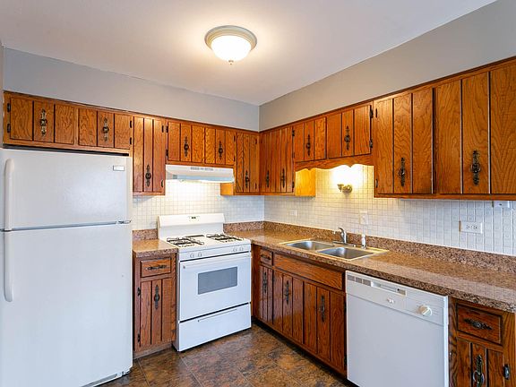 3rd image of 16733 Forest Ave APT 3S