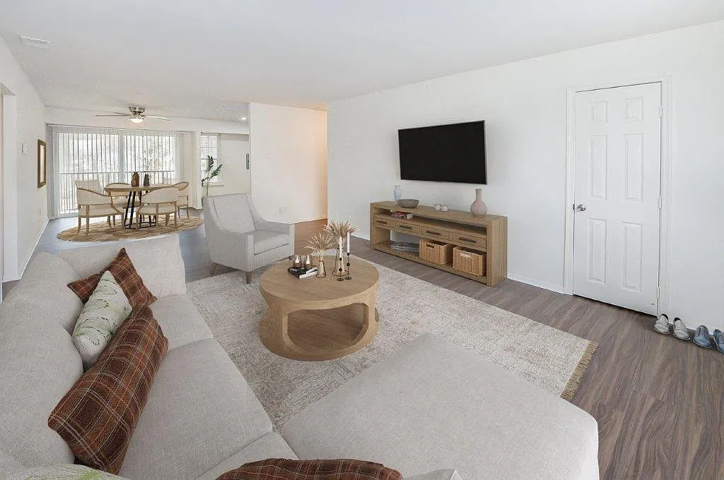 Brookside Manor Apartments and Townhomes — Photo 3
