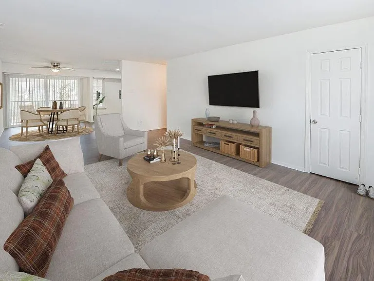 Brookside Manor Apartments and Townhomes — Photo 3