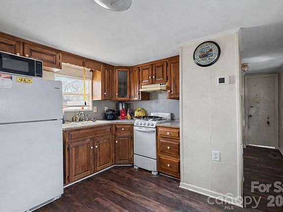 5th image of 3274 Enola Dr