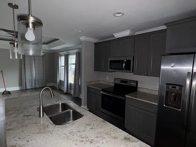 58 Commodore Pl — Photo 4