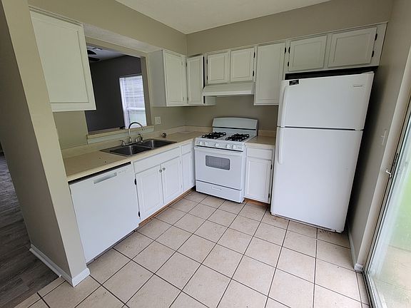 2nd image of 630-632 W Country Squire Ct #630