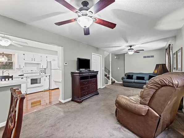 3725 NE Colonial Dr, Lees Summit, MO 64064