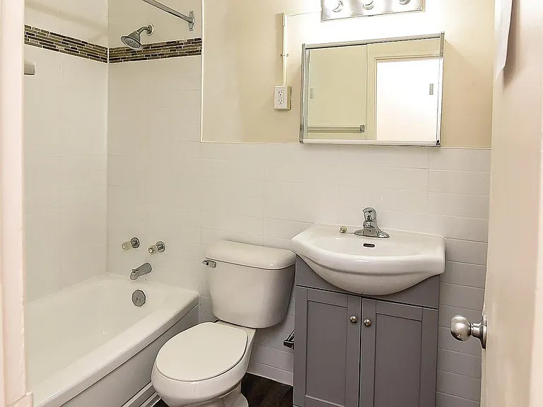 631 Upper James St — Photo 13