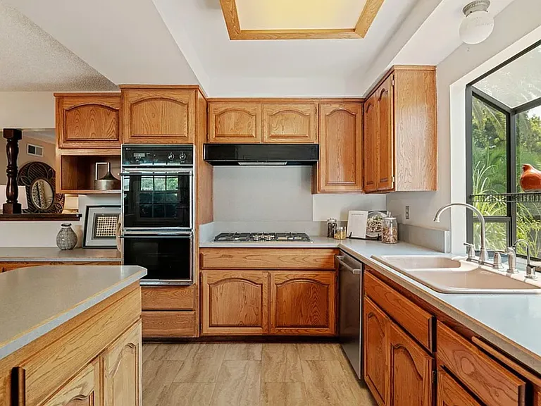 492 N Kellogg Ave — Photo 5