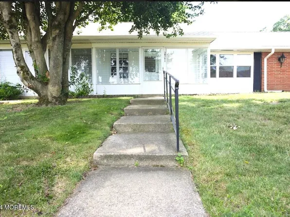 382B Chatham Court, Lakewood, NJ 08701