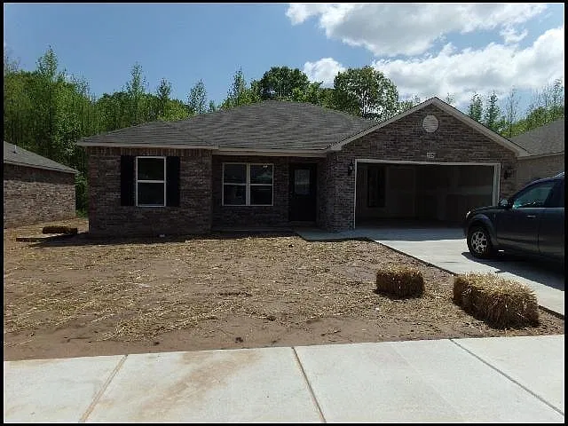 3 bed, 2.0 bath, 1330 sqft, $1,599 — Photo 2