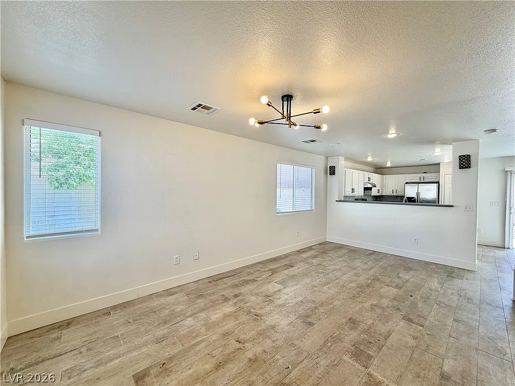 5 bed, 3.0 bath, 1937 sqft, $2,295 — Photo 2
