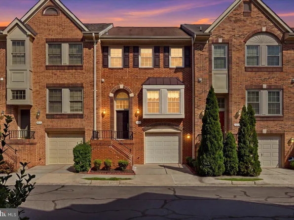8015 Merry Oaks Ct, Vienna, VA 22182