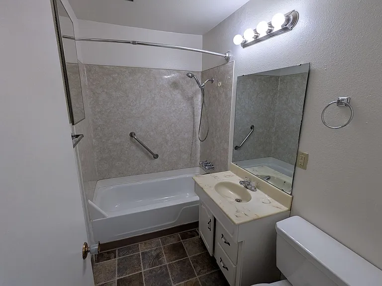 1720-1738 Broadway St NE — Photo 11