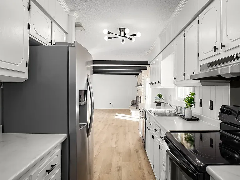 338 Travis Dr — Photo 3