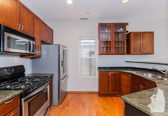 3rd image of 1618 W Blackhawk St #3
