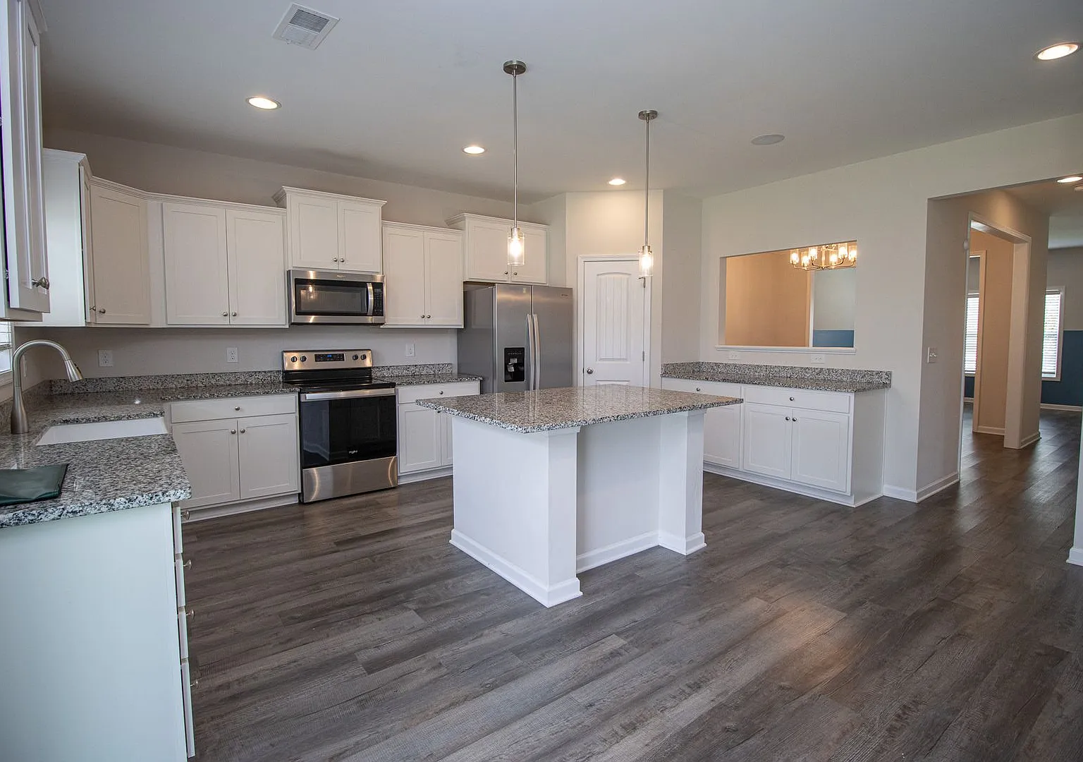 Pristine 4br Home With Large Fenced Yard, Loft, & Luxury Finishes In Highly Desirable Woodcreek F... — Photo 4