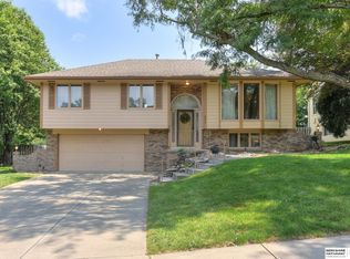 811 Auburn Ln, Papillion, NE 68046