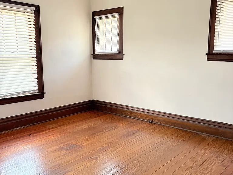 2405 Vaughan Ave — Photo 9