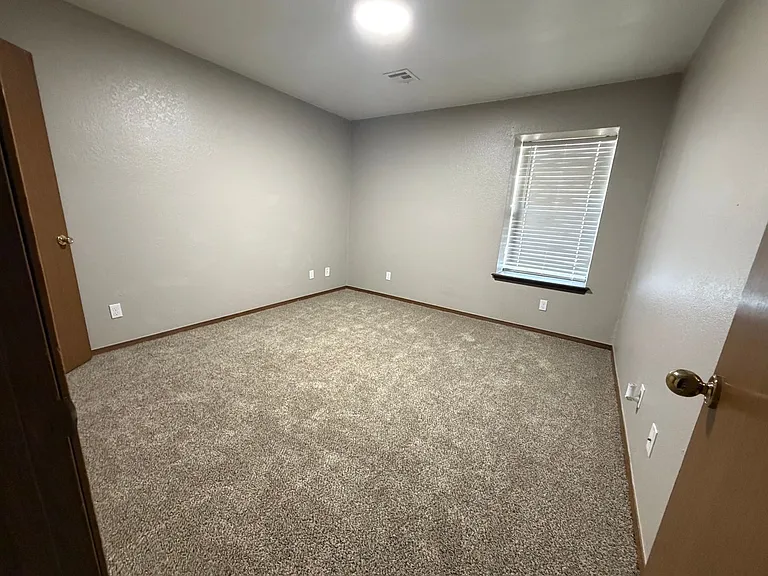 824-930 Railhead Dr — Photo 19