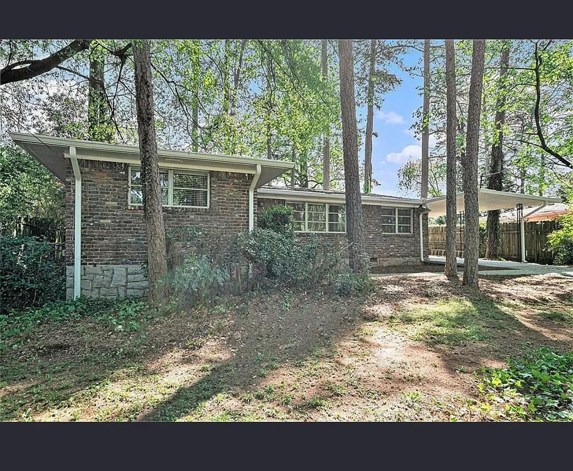 2480 Warwick Cir — Photo 1