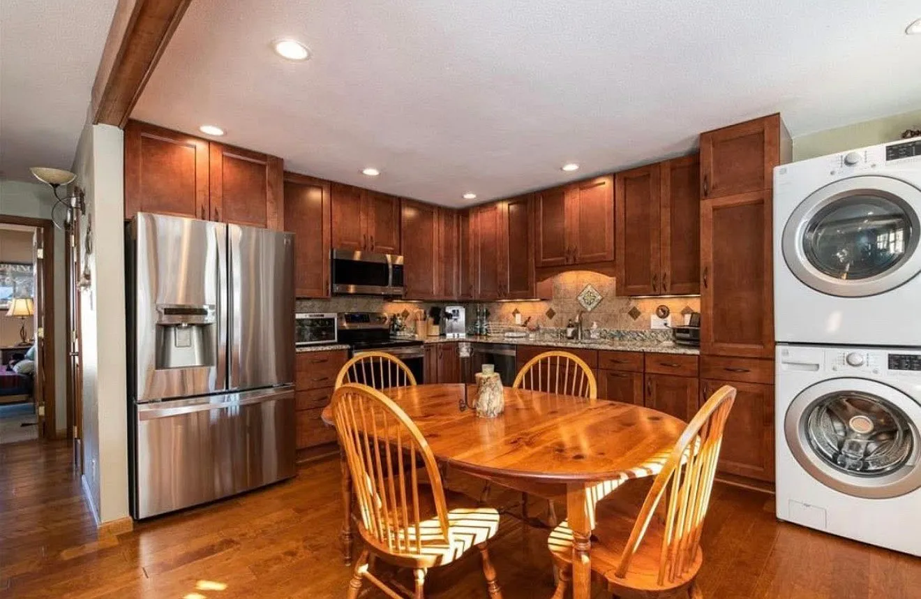 2 bed, 864 sqft, $2,600 — Photo 3